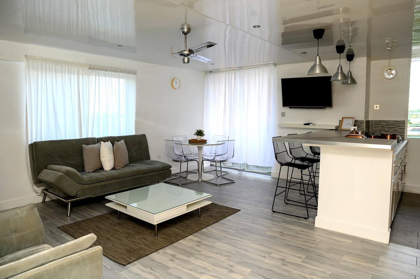 Newly Refurbed Sea View Apartment! - Eshae Living 